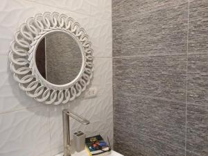 uno specchio sopra un lavandino in bagno di Country Home w Private Pool at Antipolo ad Antipolo