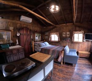 een slaapkamer in een hut met een bed en een bureau bij The Renovated Barn at Seneca Rocks in Seneca Rocks