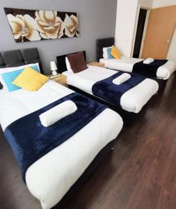 バーミンガムにあるJ Quarter - sleeps 5 long term & families comfortably, 4 beds, 2 bathroomsのベッド3台が並ぶ客室です。