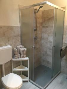 una cabina de ducha en un baño con inodoro en La Casa del Carrubo con Piscina condivisa in campagna vicino al mare - Canestanco 18, en Santa Croce Camerina 56 fotos más