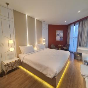 a bedroom with a large bed with lights on it at Hamse Love Tour in Ấp Thiẹn Ái