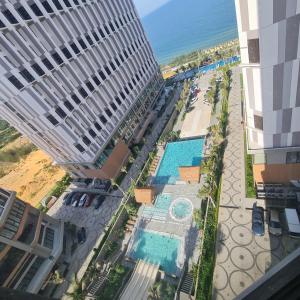 uma vista aérea de um resort com piscina e oceano em Hamse Love Tour em Ấp Thiẹn Ái
