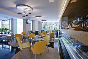 Restoran atau tempat lain untuk makan di Hotel Zena Beauty & Shopping Center