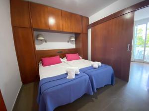 Posteľ alebo postele v izbe v ubytovaní Hotel Apartamentos Solimar