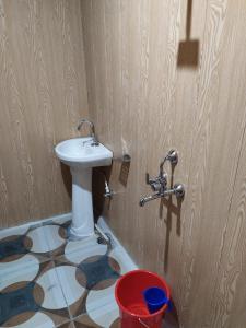 baño con lavabo blanco en una habitación en P.k. Resort Kedar Valley Triyuginarayan road, Sonprayag, en Trijugi Nārāyan