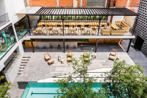 an overhead view of a patio with chairs and a pool at Hotel Carlota in Mexico City