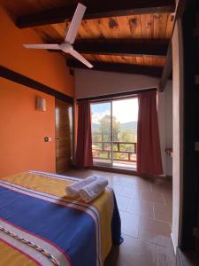 1 dormitorio con cama y ventana grande en Hospedaje Anturios Valle de Bravo en Valle de Bravo