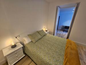 1 dormitorio con cama, tocador y espejo en Piso en el centro para 5 Personas - Plaza de Amboage - WIFI, en Ferrol
