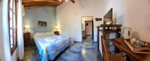 Un dormitorio con una cama y una mesa. en Posada La Lucía - Adults Only en Villa General Belgrano
