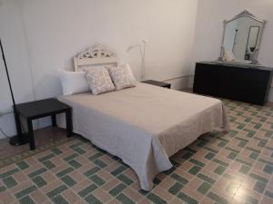 1 dormitorio con 1 cama con tocador y espejo en Casa vacanze San Martino, en Irsina