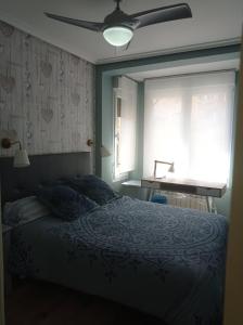 ログローニョにあるSerendipia Apartamentos 2のベッドルーム1室(ベッド1台、窓、シンク付)