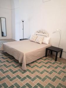 1 dormitorio con 1 cama grande y mesa en Casa vacanze San Martino, en Irsina
