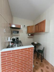 Apartamento em São Lourenço-mgにあるキッチンまたは簡易キッチン