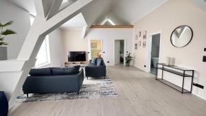 uma sala de estar com dois sofás e uma televisão em New Nomads Ferienwohnung am See em Zossen