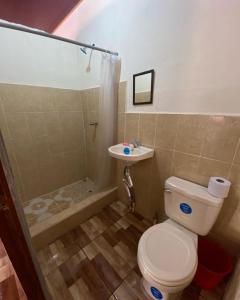 uma casa de banho com um WC, um lavatório e um chuveiro em Hostal las 3 J em Suchitoto