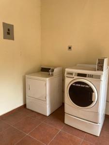 a microwave and a washer and dryer in a room at Hostal las 3 J in Suchitoto