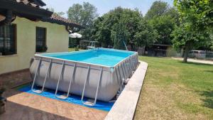 una piscina en el patio de una casa en Casa Vacanze SoleLuna, en Montichiari