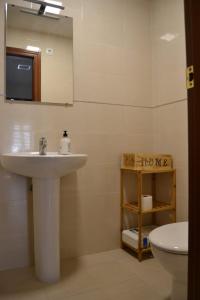 bagno con lavandino, servizi igienici e specchio di Vandelvira a Baeza