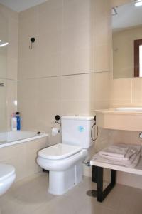 bagno bianco con servizi igienici e lavandino di Vandelvira a Baeza