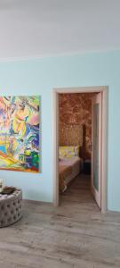 a room with a bed and a painting on the wall at Apartament Stephen in Constanţa