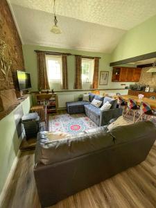 ein Wohnzimmer mit einem Sofa und einem Tisch in der Unterkunft Garth at Wetheral Cottages in Great Salkeld