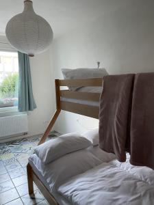 سرير بطابقين أو أسرّة بطابقين في غرفة في WALDWERK am Wasserfall