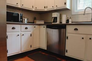 Gallery image of Hillside Haven: Luxe Farm Escape - 5BR-2 King Beds in Swanzey +13 photos