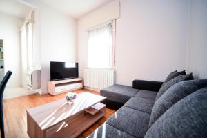 salon z kanapą i telewizorem w obiekcie Sun Mijo w mieście Zadar