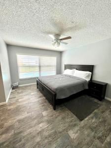 1 dormitorio con 1 cama y ventilador de techo en Disney-World Area Orlando, U.S.A Favorite Holiday Rentals, en Orlando