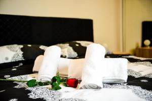 een bed met handdoeken en bloemen op een bed bij Sun Mijo in Zadar