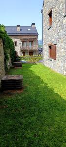 a yard with a stone building and a building with grass at Lunar in Castiello de Jaca +15 photos