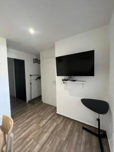 Appartement (3), 4 personnes Aéroport Marseilleにあるテレビまたはエンターテインメントセンター