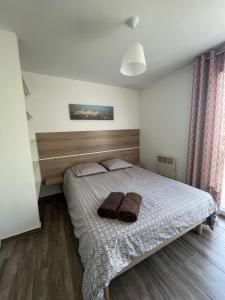 Una cama o camas en una habitación de Appartement (3), 4 personnes Aéroport Marseille