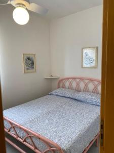 sypialnia z łóżkiem z czerwoną ramą w obiekcie A... Mare Sicilia w mieście Marina di Modica