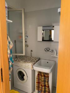 W łazience znajduje się pralka i umywalka. w obiekcie A... Mare Sicilia w mieście Marina di Modica