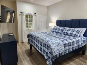 Un dormitorio con una cama azul y una ventana en Paradise nestled between Montego Bay and Negril en Hopewell