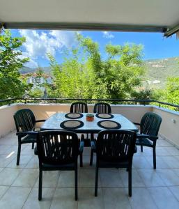 una mesa y sillas en un patio con vistas en Aurora Pelion Guest House en Kato Gatzea