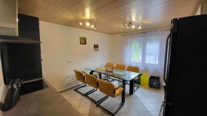 a dining room with a table and yellow chairs at Ferienwohnung Mein Zuhause in Pottenstein