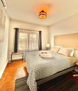 um quarto com uma cama grande com uma cama grande sidx sidx sidx em The Only Backpacker's Inn em Toronto