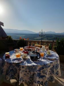 una mesa azul y blanca con comida y bebidas. en Six chandelles m'étaient comptées, en Puimoisson