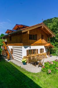 ein Haus mit einem Picknicktisch davor in der Unterkunft Haus Kilian in Berchtesgaden