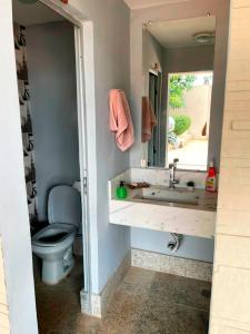 Kúpeľňa v ubytovaní Casa de Campo com Wi-Fi churrasq e piscina em MG