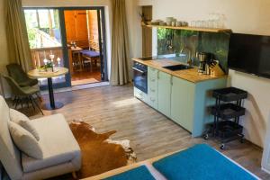 ein Wohnzimmer mit einer Küche mit einem Tisch und einem Sofa in der Unterkunft Haus Kilian in Berchtesgaden