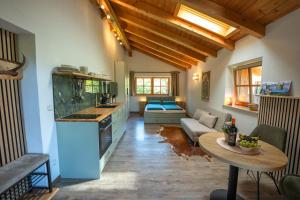 eine Küche und ein Wohnzimmer mit einem Aquarium auf der Theke in der Unterkunft Haus Kilian in Berchtesgaden