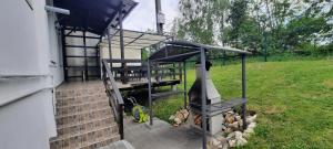 a building with a barbecue grill in a yard at Casa ARRA in Bran