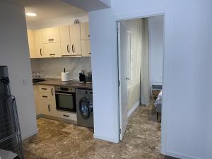 Η κουζίνα ή μικρή κουζίνα στο Del Mar one bed flat