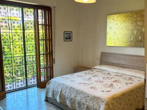 フォルテ・デイ・マルミにあるVilla Chiaraのベッドルーム1室(ベッド1台、大きなガラスドア付)