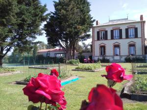 a house with red flowers in front of it at GUTKOWSKI Jacqueline in Saint-Philbert-de-Bouaine