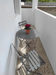 una mesa pequeña y una silla en el balcón en Ortegal Beach & Seacliffs, en Cariño