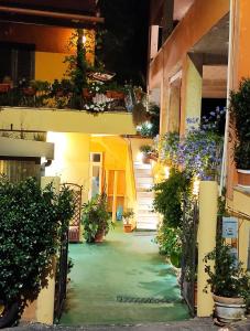 um pátio de um edifício com flores e plantas em Elisa e Carla House Beautiful apartments on the Cassia em Roma